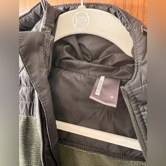 Mondetta Green Full Zip Hooded Lightweight Jacket with Thumb Holes. Size S. - Picture 4 of 7